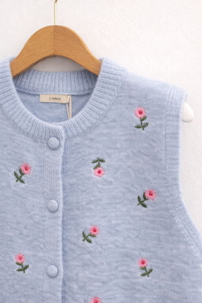 Détail broderies florales gilet Liana bleu azur