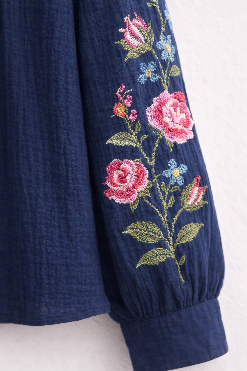 Détail broderies florales manches blouse Agathe marine