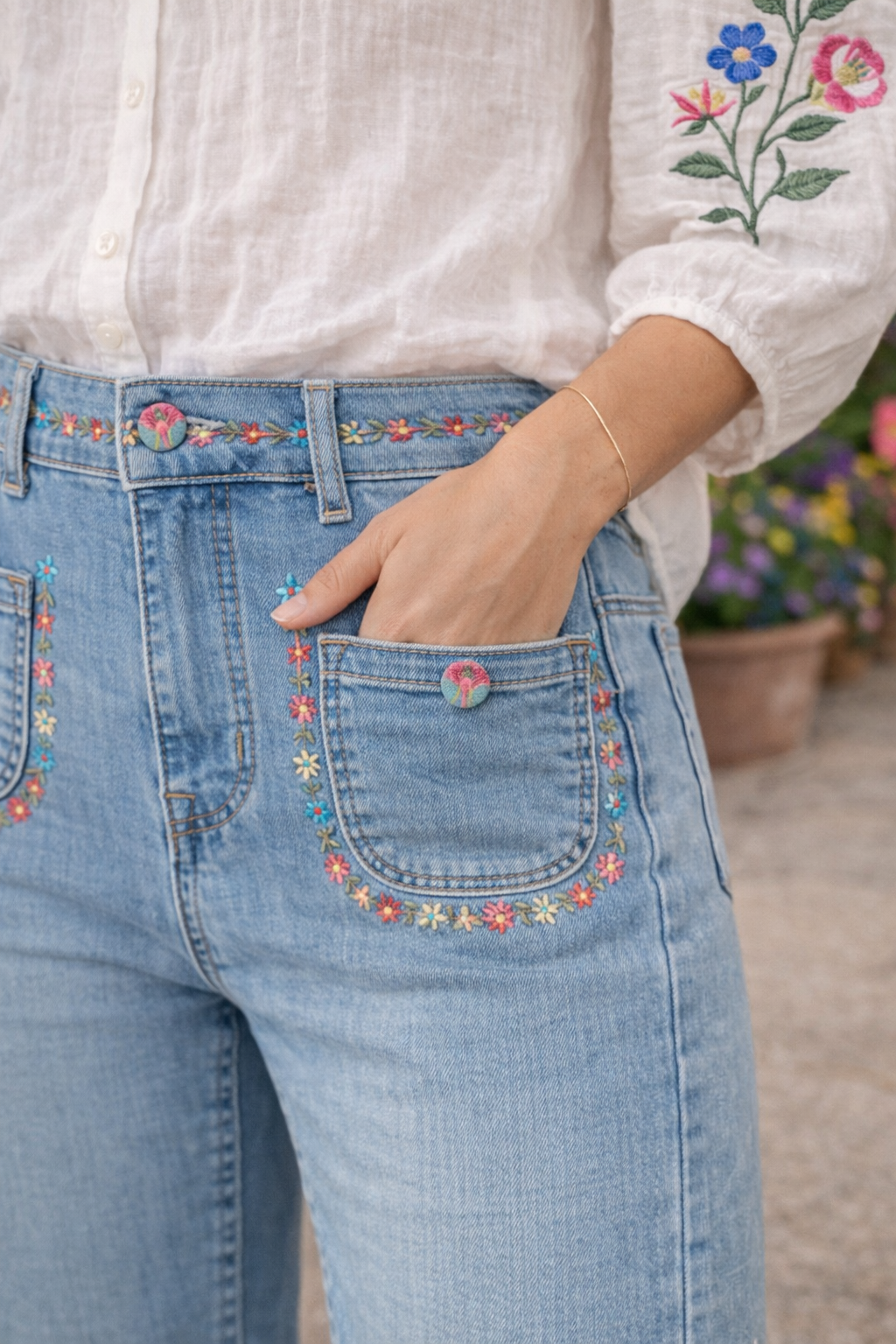  Détail des broderies florales sur le jean Janis bleu ciel