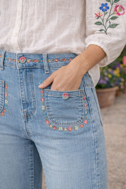  Détail des broderies florales sur le jean Janis bleu ciel