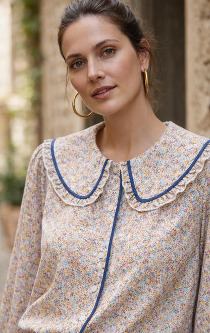 Femme portant le chemisier Maeva liberty col Claudine - style bohème vintage