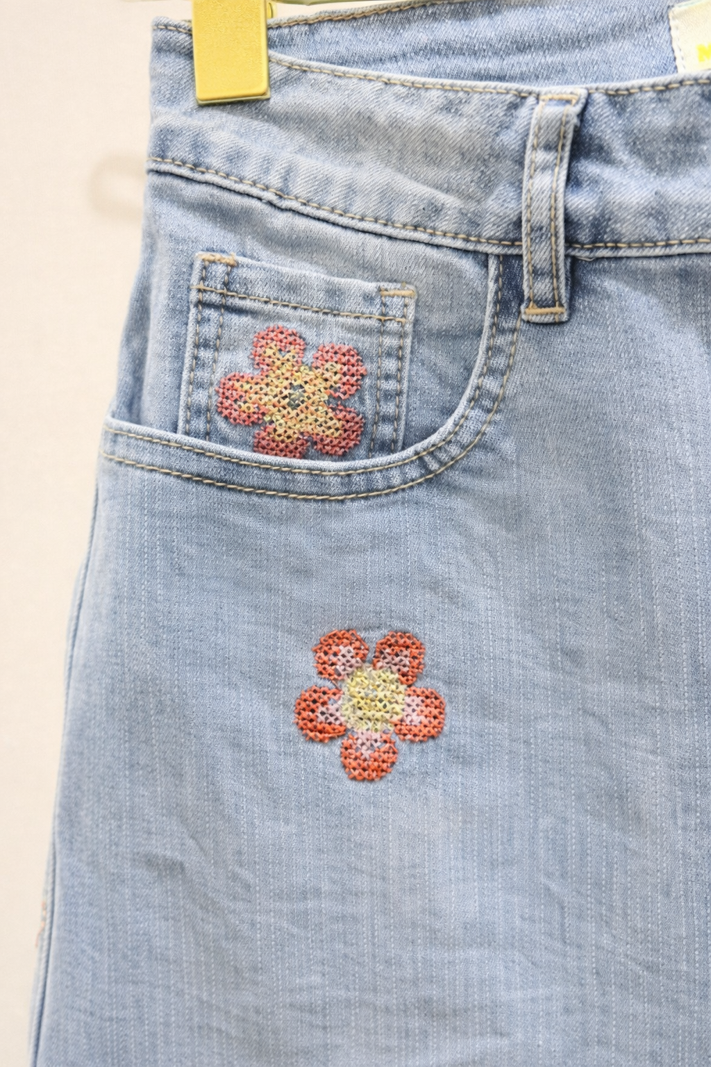 : Détail broderies florales jean Flavie bleu clair - coupe wide leg