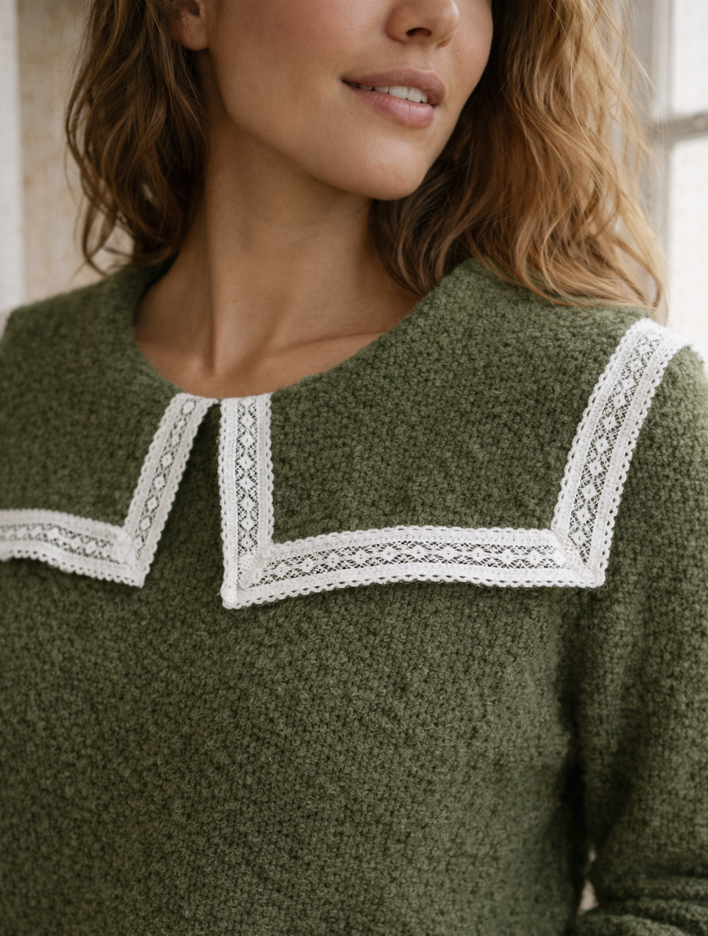  Femme portant le pull Clothilde vert maille bouclée avec boutons dorés - style bohème chic