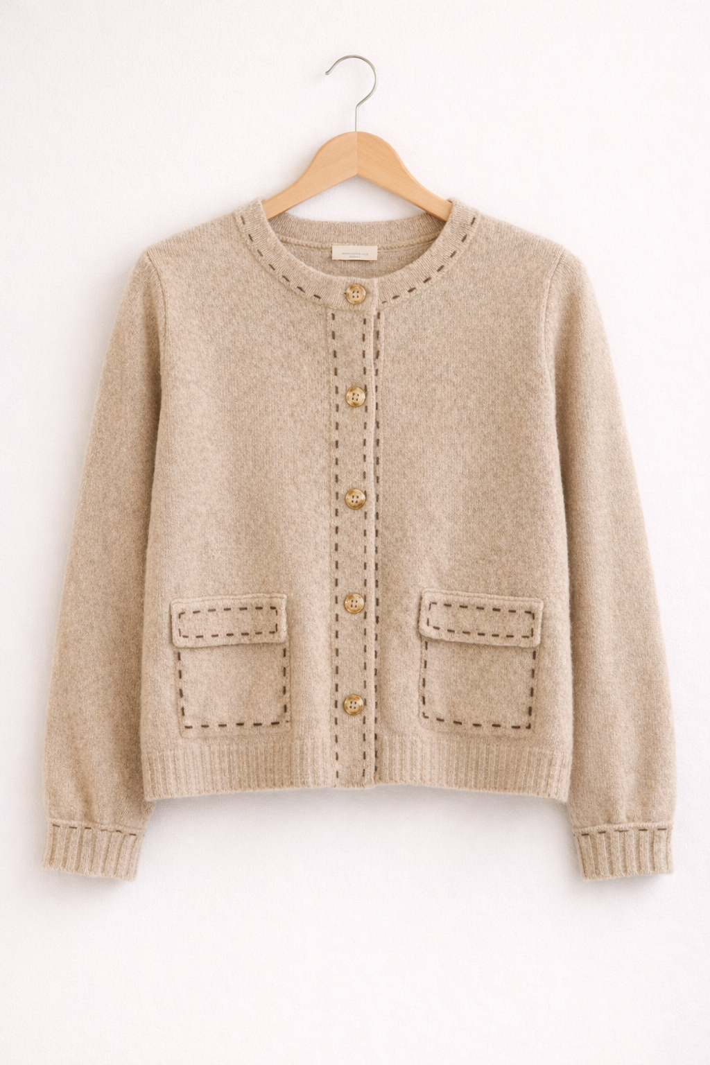 Détail des surpiqures raffinées sur le gilet Mona beige en maille