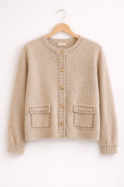 Détail des surpiqures raffinées sur le gilet Mona beige en maille