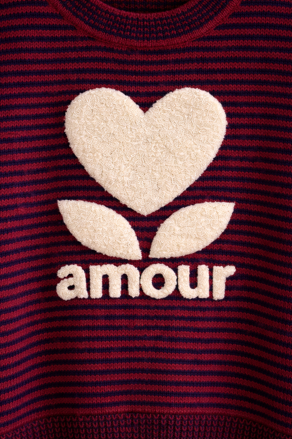  Détail du cœur en moumoute crème sur le pull Bérénice rayé