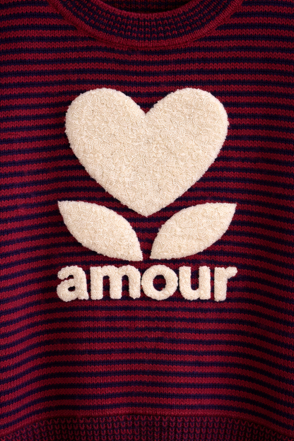  Détail du cœur en moumoute crème sur le pull Bérénice rayé