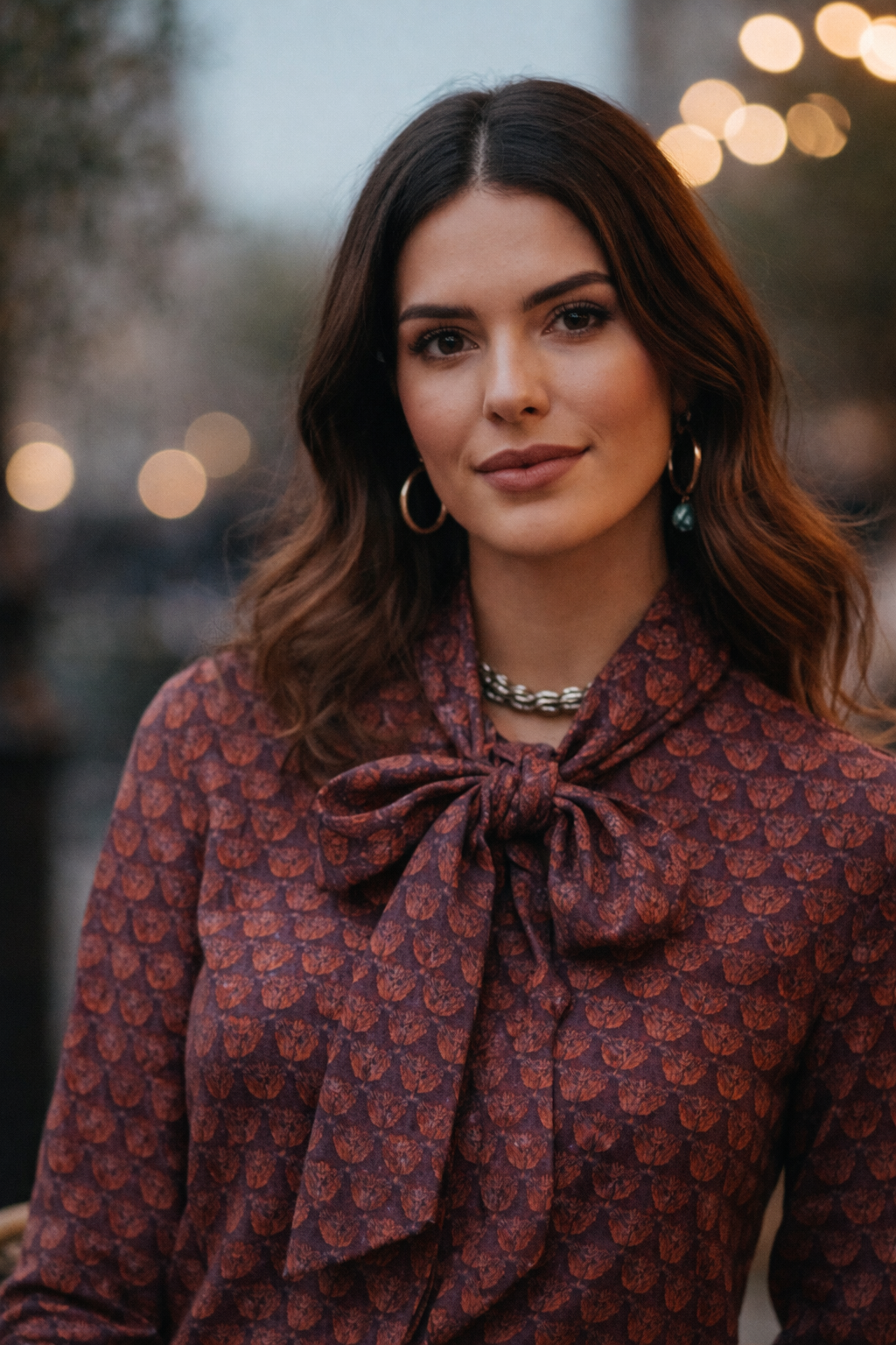  Femme portant la blouse Isadora bordeaux col lavallière avec nœud - style romantique chic