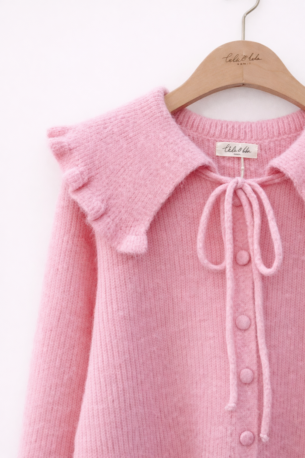 Détail col claudine géant gilet Léonie - rose poudré tendre
