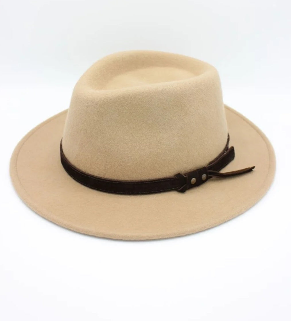 Chapeau Fedora Alba beige sable avec ruban daim chocolat - détail made in Italy