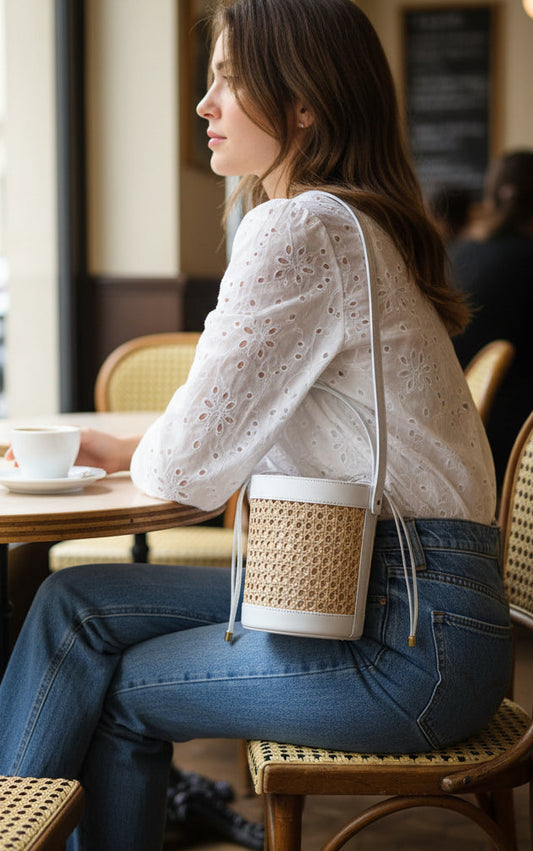 Sac Kelly blanc paille et cuir porté à la main, style élégant estival